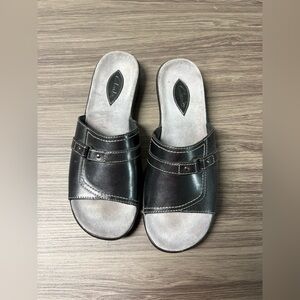 Clark’s Leather Black Slides Sandals Size 7